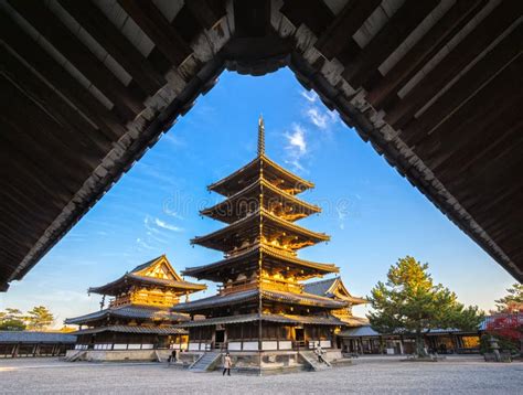 De Zonnekoning van Horyuji-ji! Een Verpletterende Belichaming van Keizerlijke Macht en Goddelijke Aura